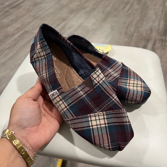 LAST PRICE🍒🤍 TOMS plaid comfort flats ✨ - Picture 3 of 13
